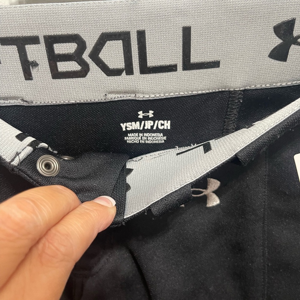 Football shorts under Armour youth small black - Picture 6 of 10